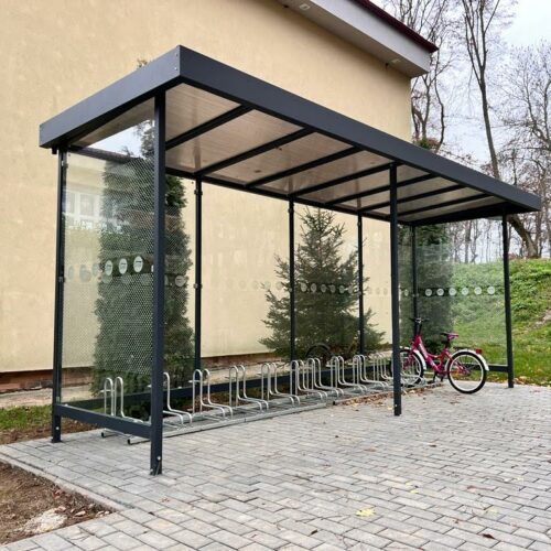 Bushokje Nova 9 Hier zien we de multifunctionele overkapping Nova als een fietsenoverkapping.Het stalen frame en groene dakoptie bieden een lange levensduur en een milieuvriendelijke uitstraling, perfect voor elke buitenruimte.